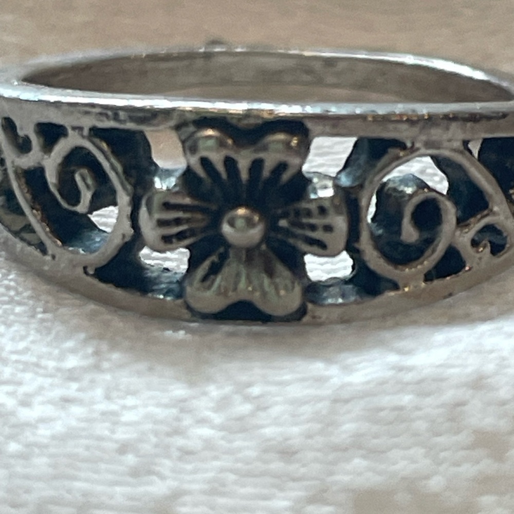 Sterling  cut out embossed Daisy Flower Ring Size 6 - Picture 3 of 3